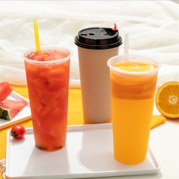 24oz Clear Plastic Cups with lids (1)